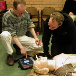 Fr&uuml;hdefibrillation mit AED durch Ersthelfer